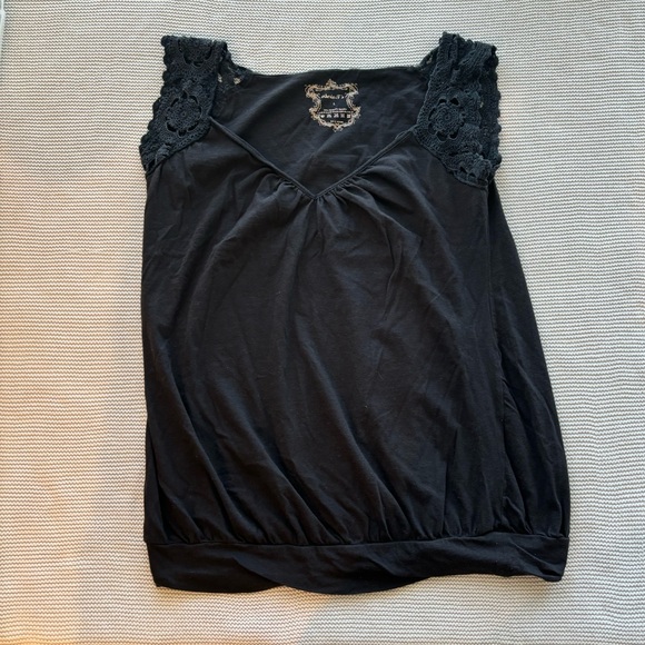 Black shirt with short sleeves. Sleeves are hand crocheted flowers. - Picture 4 of 4